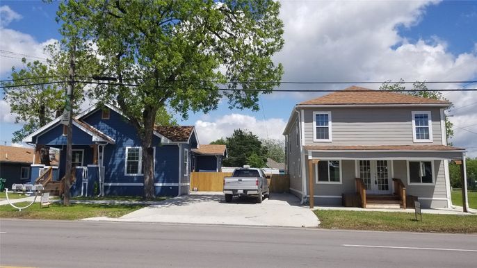Exterior, Facade, American Foursquare