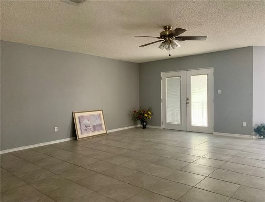 Empty room, Interior
