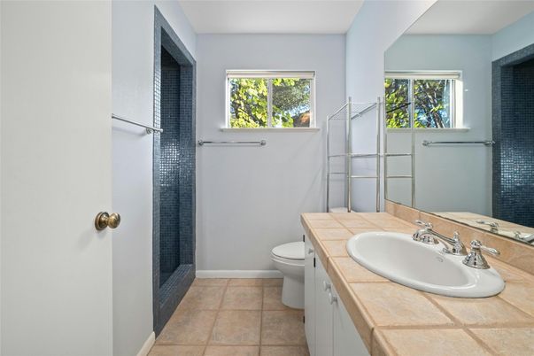 Bathroom, Interior, Tile Countertops