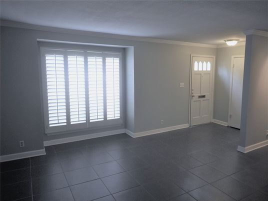 Empty room, Interior