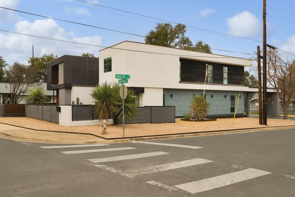 Exterior, Facade, Modern
