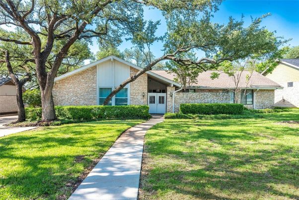 Exterior, Facade, Brick Facade, Ranch