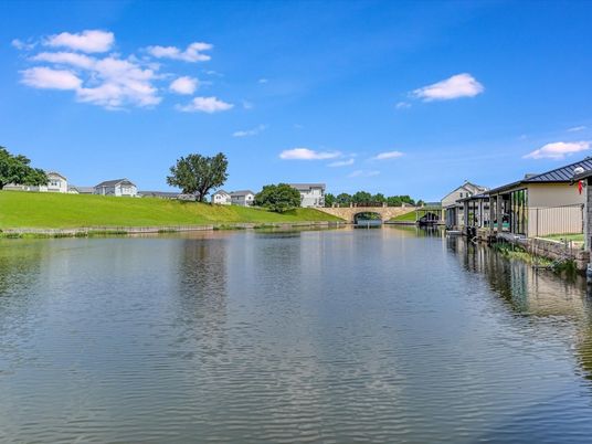 Exterior, Lake