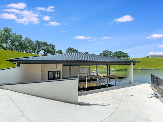 Exterior, Lake