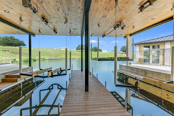 Exterior, Lake