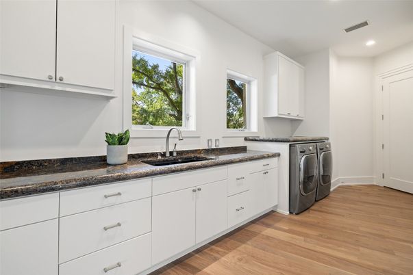 Interior, Recessed Lighting, Washer, Wood Texture Flooring