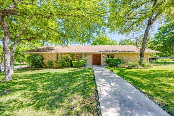 Backyard, Exterior, Facade, Brick Facade, Ranch
