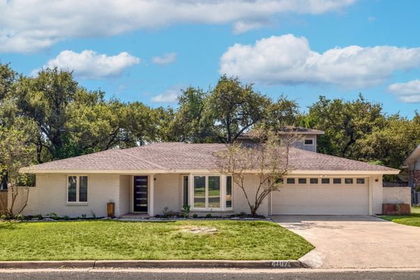 Attached, Exterior, Facade, Ranch