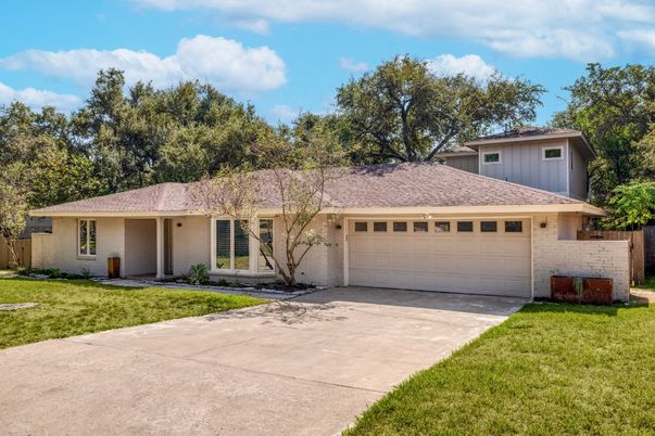 Attached, Exterior, Facade, Ranch