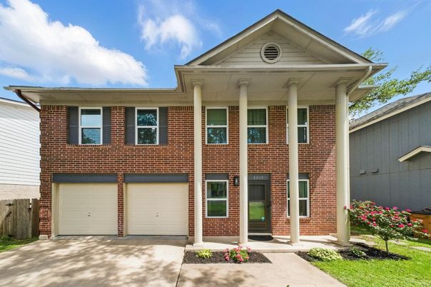 Attached, Exterior, Facade, Brick Facade, Georgian