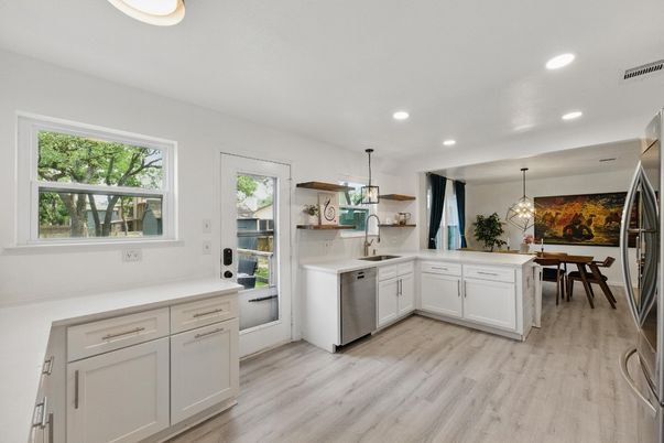 Chandelier, Dining room, Interior, Kitchen, Pendant Lights, Recessed Lighting, Wood Texture Flooring