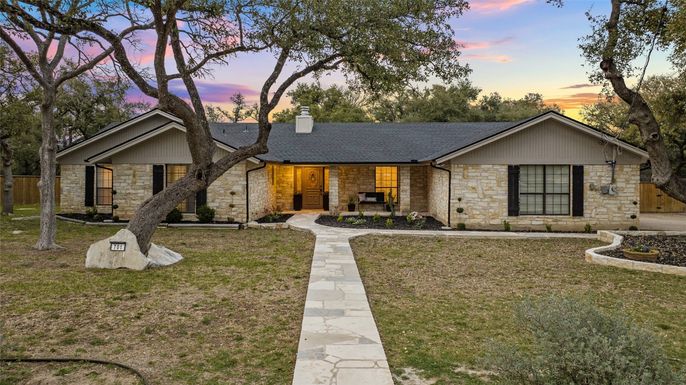Backyard, Exterior, Facade, Ranch