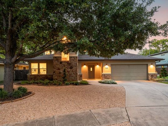 Attached, Exterior, Facade, Ranch