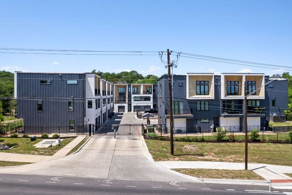 Exterior, Facade, Modern