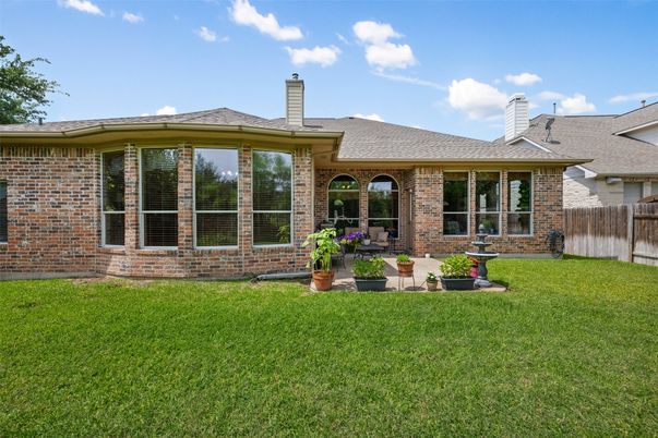 Backyard, Exterior, Facade, Brick Facade, Ranch