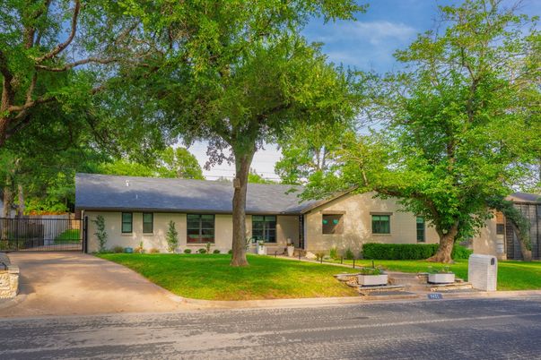 Exterior, Facade, Ranch
