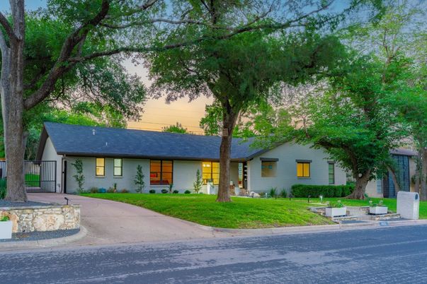 Exterior, Facade, Ranch
