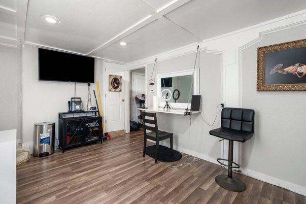 Interior, Recessed Lighting, Wood Texture Flooring