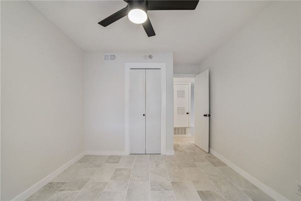 Empty room, Interior