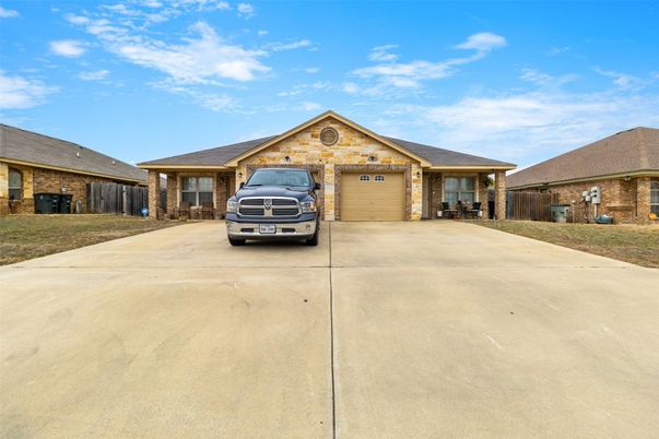 Attached, Exterior, Facade, Ranch
