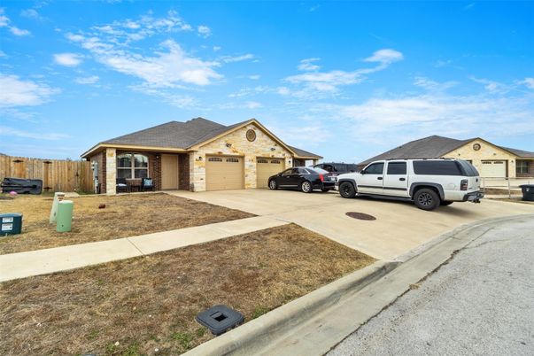 Attached, Exterior, Facade, Ranch