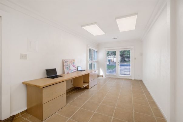 Home Office, Interior