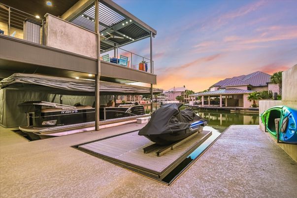 Exterior, Pool, Water