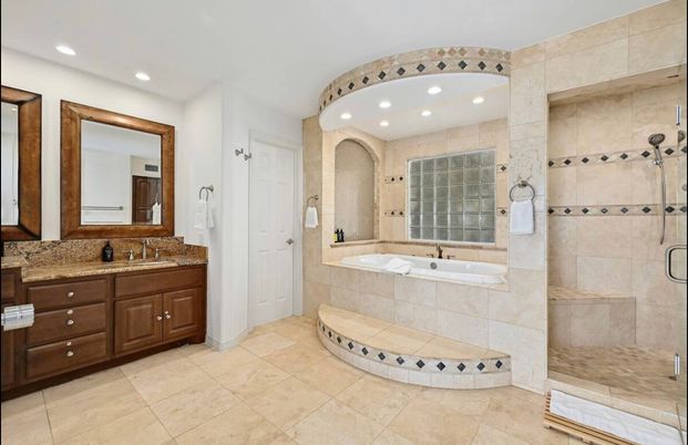 Bathroom, Dual Sink Vanities, Interior, Recessed Lighting