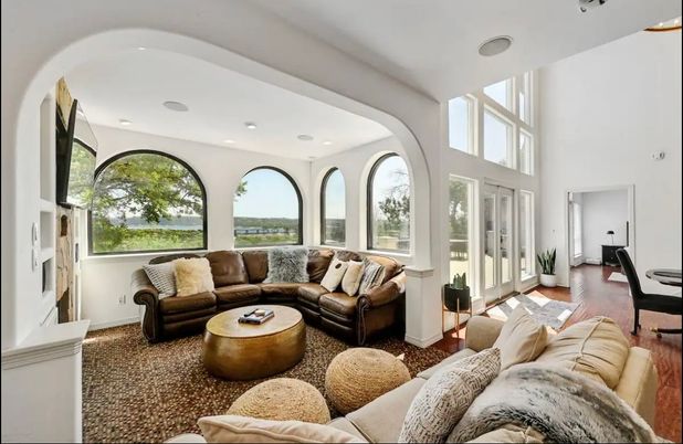 Interior, Living room, Recessed Lighting, Water, Wood Texture Flooring