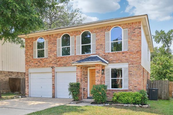 Attached, Exterior, Facade, Brick Facade, Georgian