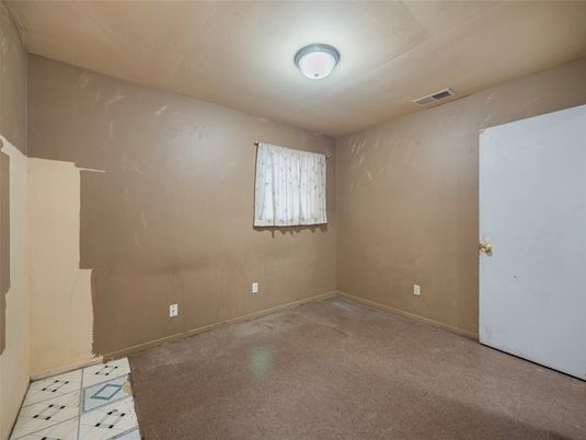 Empty room, Interior