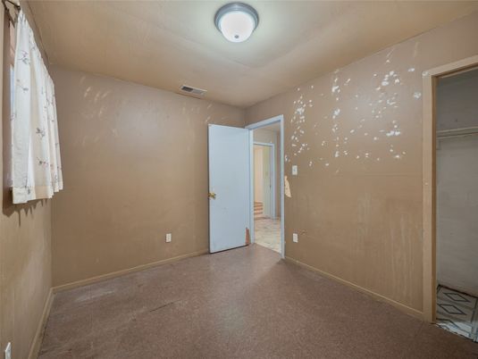 Empty room, Interior