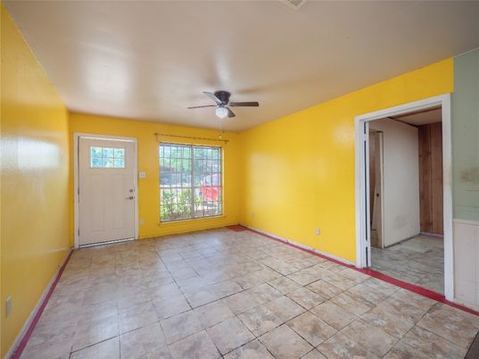 Empty room, Interior