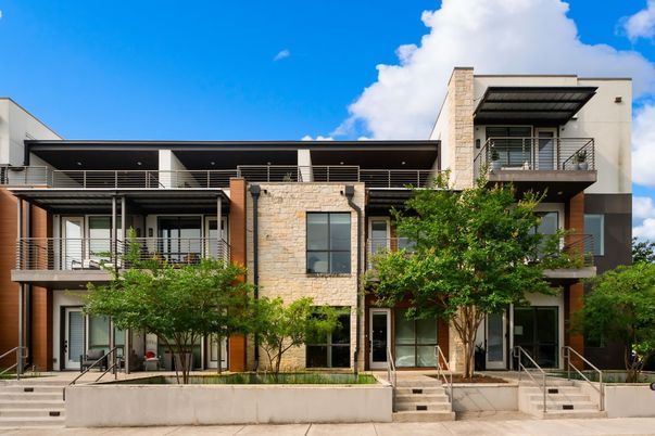 Exterior, Facade, Modern