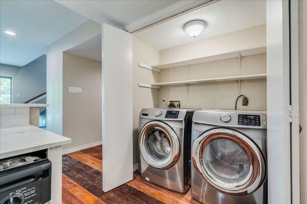 Interior, Recessed Lighting, Washer, Wood Texture Flooring