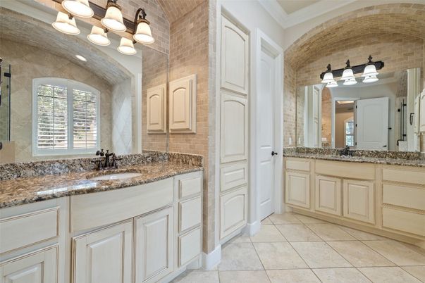 Bathroom, Dual Sink Vanities, Interior