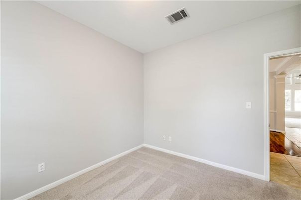 Empty room, Interior