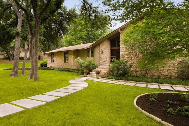 Backyard, Exterior, Facade, Brick Facade, Ranch