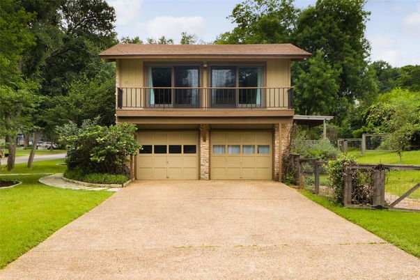 Attached, Exterior, Facade, Split Level