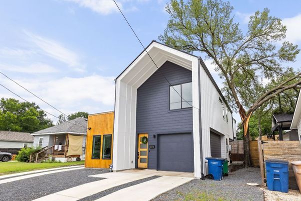 Attached, Exterior, Facade, None