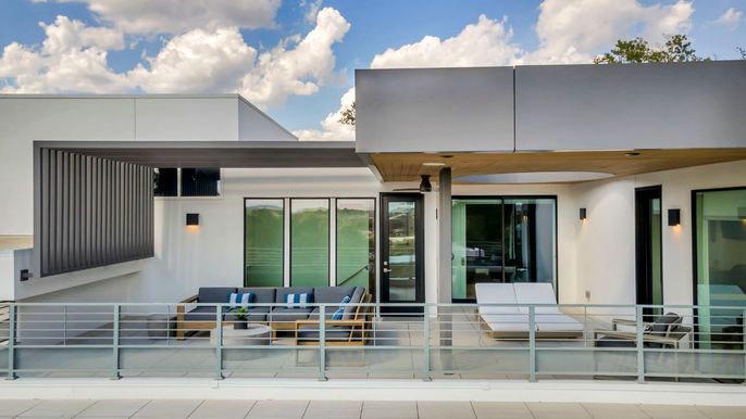 Exterior, Facade, Modern