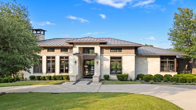 Exterior, Facade, Modern