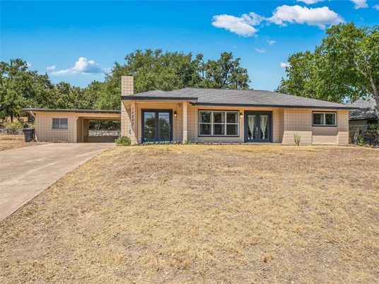 Backyard, Exterior, Facade, Ranch