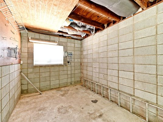 Empty room, Interior, Wooden Beams