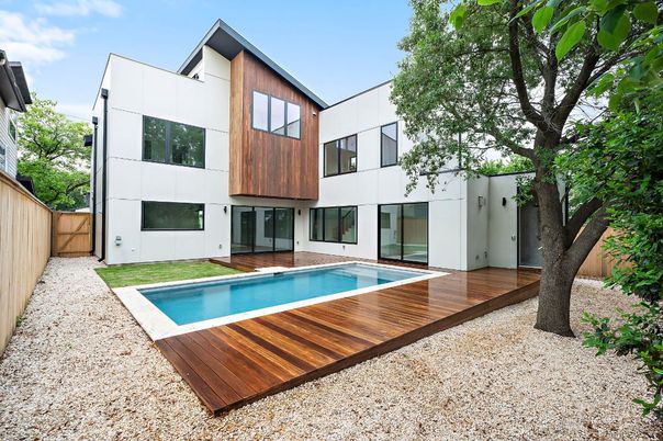 Exterior, Facade, Pool, Modern