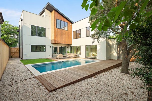Backyard, Exterior, Facade, Pool, Modern