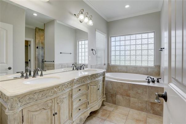 Bathroom, Dual Sink Vanities, Interior, Recessed Lighting