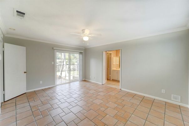 Empty room, Interior