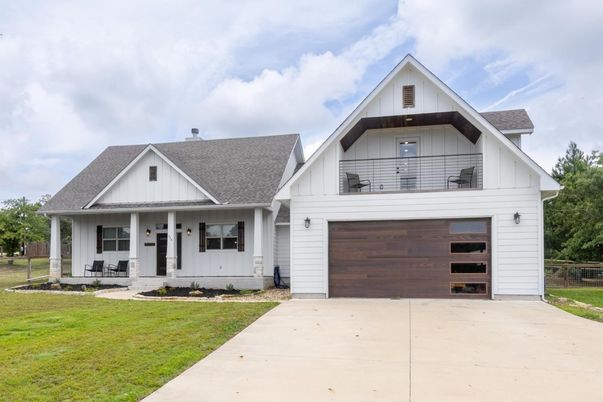 Attached, Exterior, Facade, Farmhouse