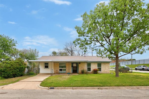 Exterior, Facade, Brick Facade, Ranch